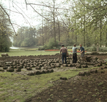 824488 Afbeelding van het steken van graszoden in een park te Utrecht.